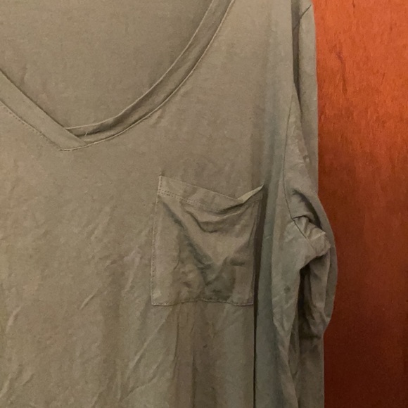 3/4 sleeve v neck tee. Super soft! - Picture 3 of 3